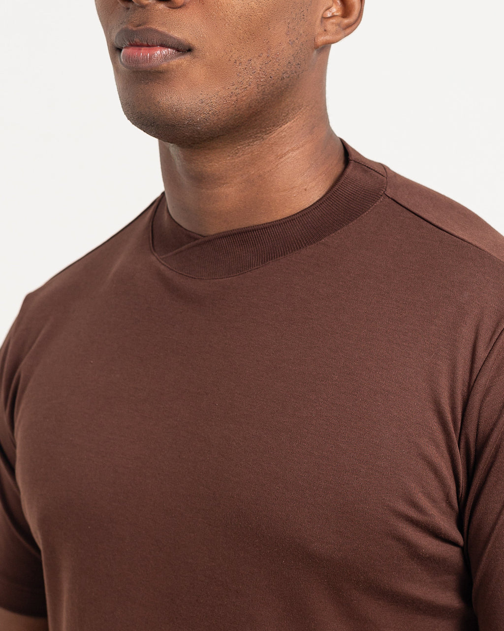 Camiseta Pima - Gola Rolê - Marrom